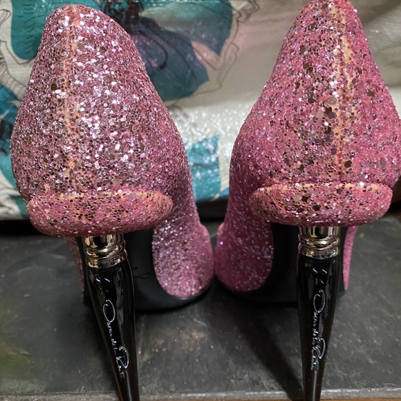 Authentic Spring 2018 Oscar de la Renta pumps Small for me. I am all true size 9 - Picture 5 of 7